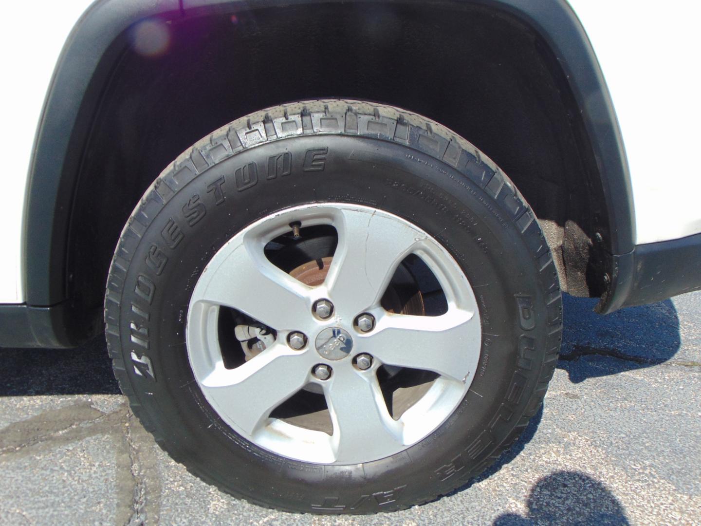 2012 White Jeep Grand Cherokee (1C4RJFAG9CC) with an V6 Flex Fuel 3.6 Liter engine, Automatic, 5-Spd transmission, located at 2105 Dixie Hwy, Louisville, KY, 40210, (502) 772-3333, 38.220932, -85.795441 - Photo#13